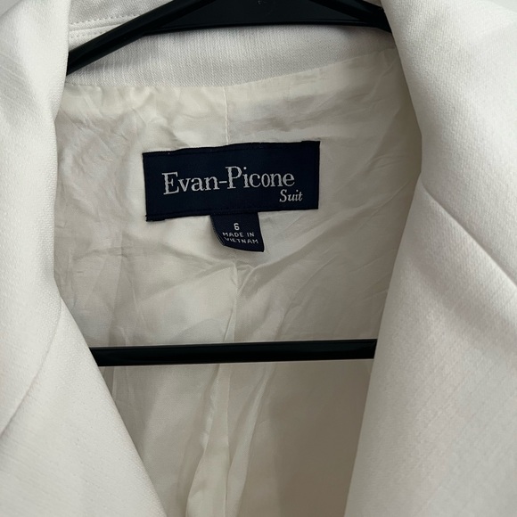 Evan Picone Cream Trench Coat with Black Buttons - Picture 2 of 2